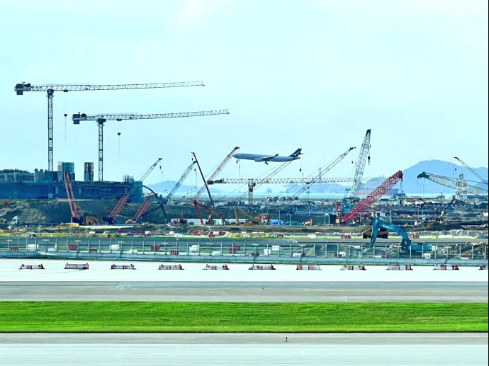 The supporting projects of the third runway of Hong Kong International Airport is under construction, June 10, 2023. (Photo by Liu Jili/People's Daily Online)