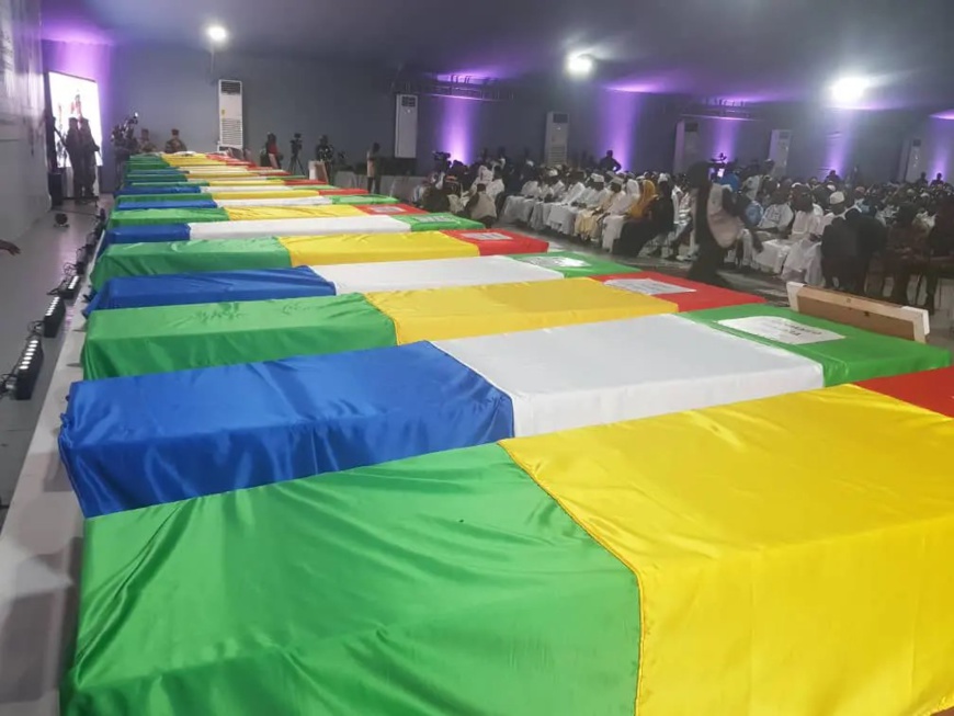 Guinée : Le Président de la République rend un dernier hommage aux 25 victimes de l’incendie du dépôt de Kaloum Guinée : Le Président de la République rend un dernier hommage aux 25 victimes de l’incendie du dépôt de Kaloum