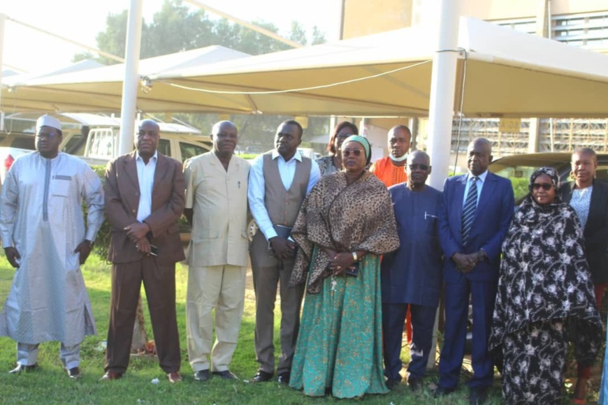 Tchad : Au ministère de la Santé Publique, la journée de travail a débuté ce lundi par la levée des couleurs Tchad : Au ministère de la Santé Publique, la journée de travail a débuté ce lundi par la levée des couleurs