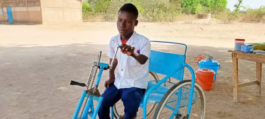 Tchad : H5 Academy offre un tricycle à un élève handicapé