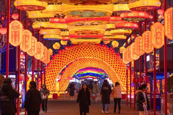 Citizens attend a lantern fair in Jinan, east China's Shandong province, Jan. 30, 2024. (Photo by Xu Zhou/People's Daily Online)