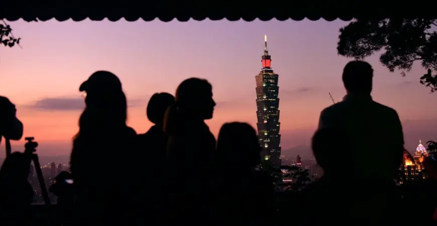 Tourists view the Taipei 101 skyscraper, a landmark in Taipei, southeast China's Taiwan, Jan. 2, 2017. (Xinhua/Zhu Xiang)