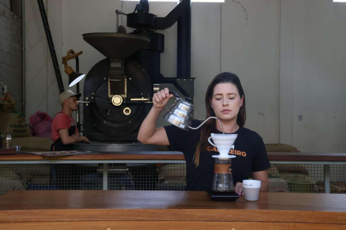 An employee of a coffee company brews coffee. (Photos by Shi Yuanhao/People's Daily)