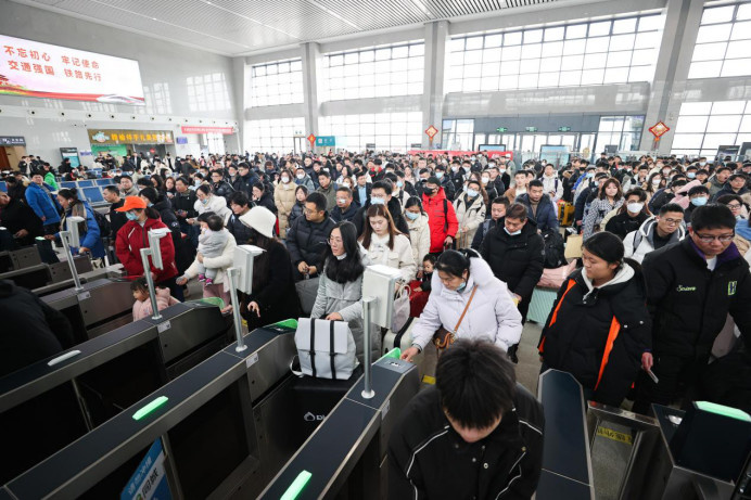 Passengers check in at a railway station in Lianyungang, east China's Jiangsu province, Feb. 15, 2024. (Photo by Si Wei/People's Daily Online) Passengers check in at a railway station in Lianyungang, east China's Jiangsu province, Feb. 15, 2024. (Photo by Si Wei/People's Daily Online)