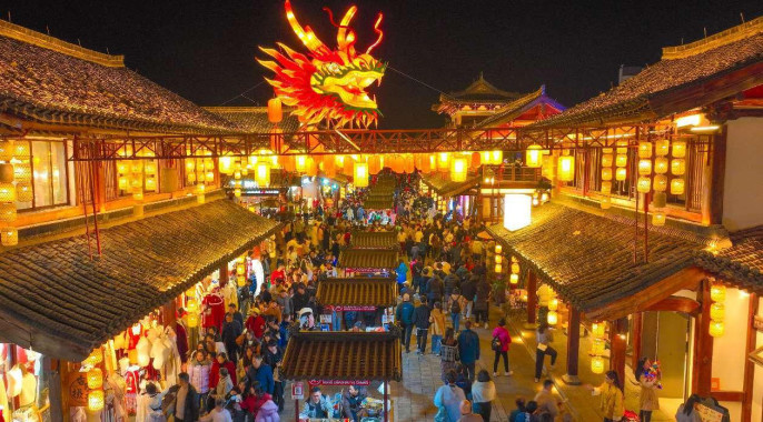 A lantern festival is hosted at a tourist site in Ganzhou, east China's Jiangxi province, Feb. 12, 2024. (Photo by Hu Jiangtao/People's Daily Online)