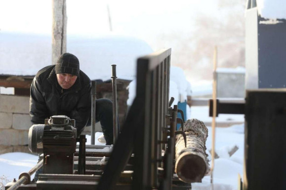 Khuwanishbek Islanbek makes ancient fur skis. (Photo by Li Rui)