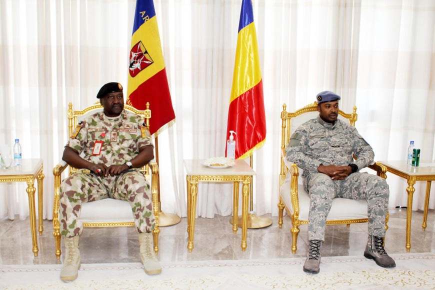 Tchad : visite du Commandant de la FMM à la base aérienne de N'Djamena. © Armée de l'air Tchad : visite du Commandant de la FMM à la base aérienne de N'Djamena. © Armée de l'air