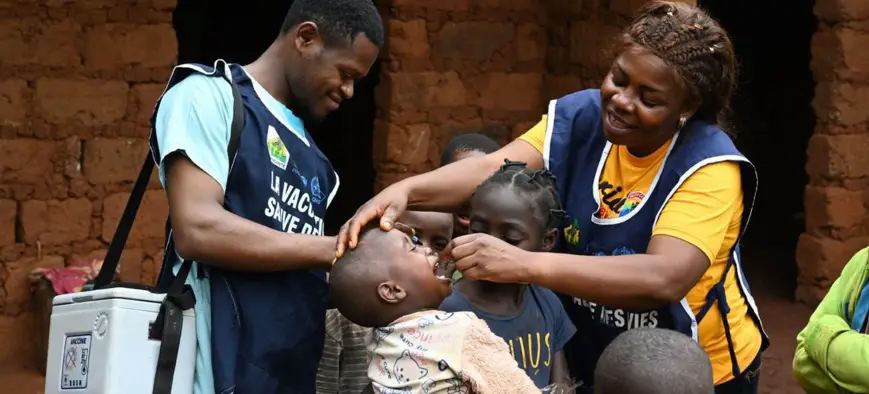 © UNICEF/Frank Dejongh Des enfants sont vaccinés lors d'une campagne de lutte contre la polio dans la région occidentale du Cameroun.