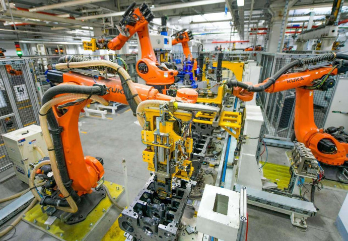 Diesel engines are assembled by robotic arms in a workshop of YTO Group Corporation in Luoyang, central China's Henan province. (Photo by Zhang Yixi/People's Daily Online) Diesel engines are assembled by robotic arms in a workshop of YTO Group Corporation in Luoyang, central China's Henan province. (Photo by Zhang Yixi/People's Daily Online)