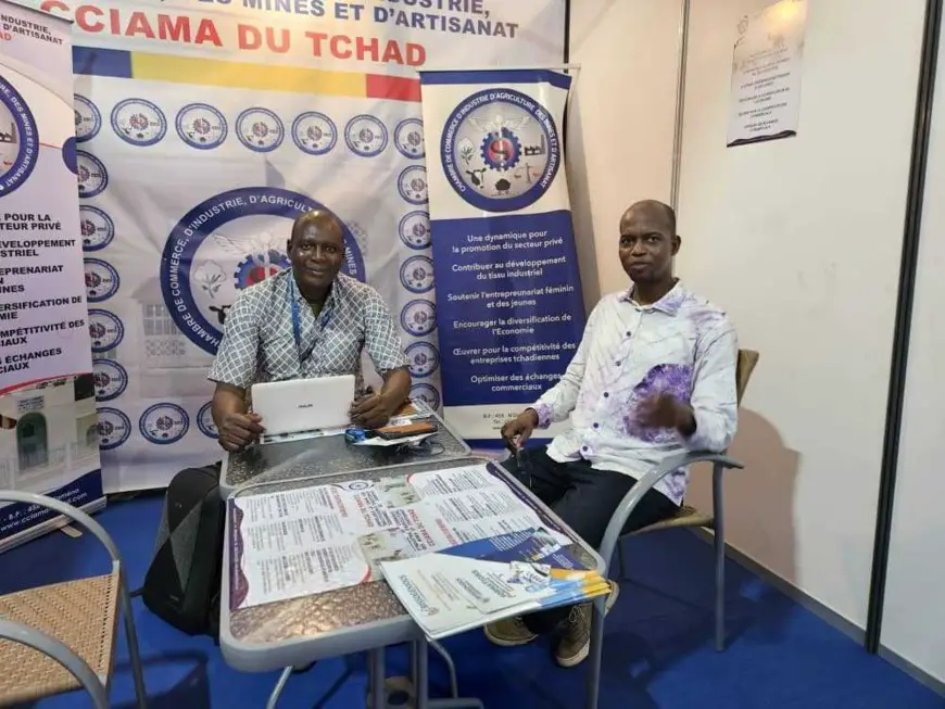 M. Senoussi Ahmat Senoussi, avec M. Bero Ahmed Gilles-Désiré (à gauche) dans le stand de la CCIAMA à Promote.