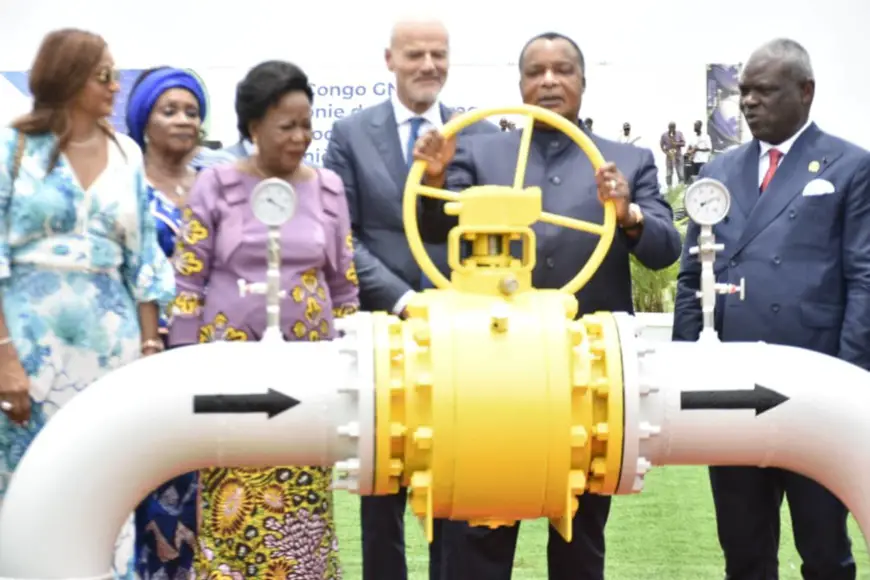 Sassou N'Guesso actionnant la manivelle pour l'envoi du GNL dans les pipelines.