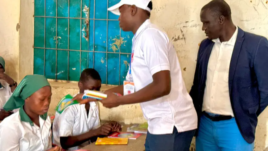 Tchad : à Abéché, les élèves reçoivent des kits scolaires de l'association ARLIA
