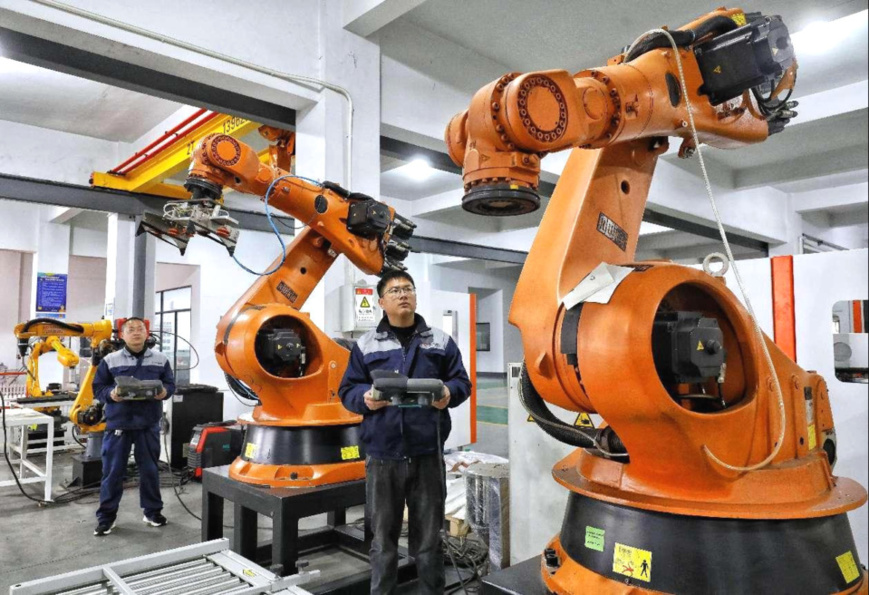 Technicians debug robots in a workshop of a robot manufacturer in Fenghuang township, Zhangjiagang, east China's Jiangsu province. (Photo by Shi Bairong/People's Daily Online) Technicians debug robots in a workshop of a robot manufacturer in Fenghuang township, Zhangjiagang, east China's Jiangsu province. (Photo by Shi Bairong/People's Daily Online)