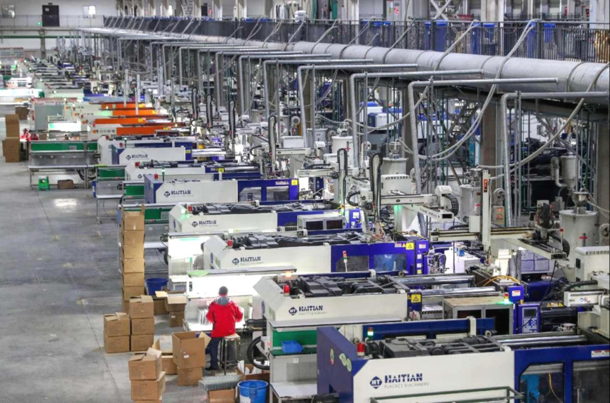 Photo shows a busy scene in an intelligent workshop of a precision electronics factory in Huaying, southwest China's Sichuan province. (Photo by Qiu Haiying/People's Daily Online)