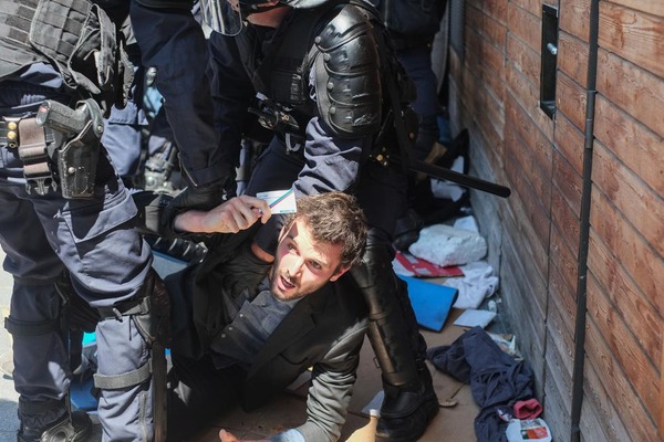 Evacuation de migrants à Paris : des élus dénoncent les violences policières Evacuation de migrants à Paris : des élus dénoncent les violences policières