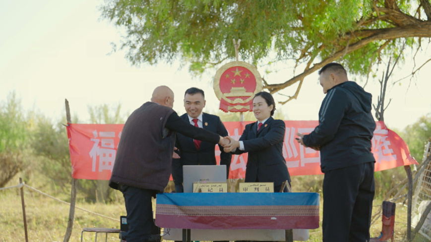 Judges handle disputes near a yurt. (Photo by Xiao Jinbo) Judges handle disputes near a yurt. (Photo by Xiao Jinbo)