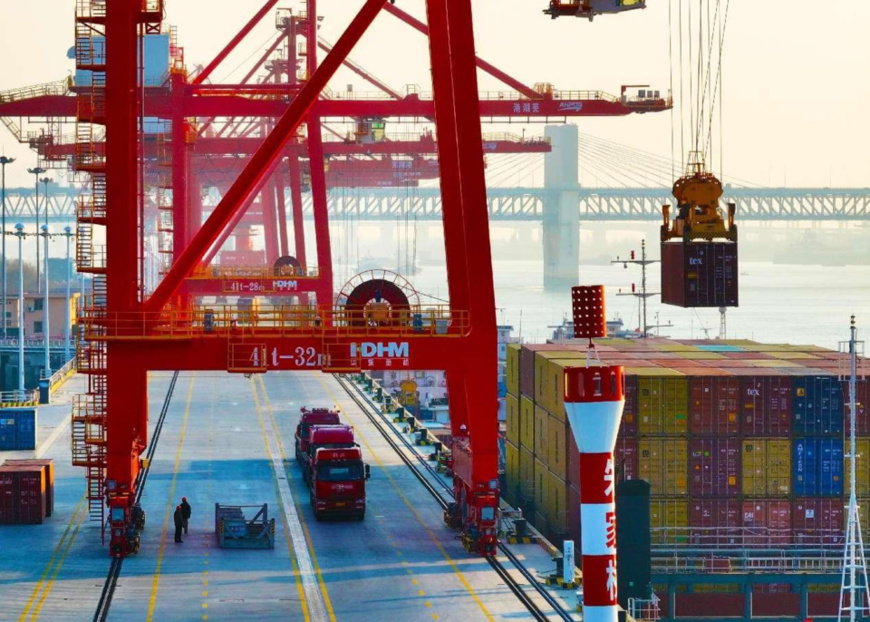 Photo shows an international container terminal of the Wuhu Port in east China's Anhui province. (Photo by Wang Yushi/People's Daily Online)