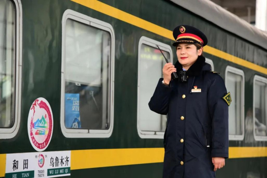 Mierban Aiyiti is on duty. Photos from the official public account of Renmin Tiedao on WeChat
