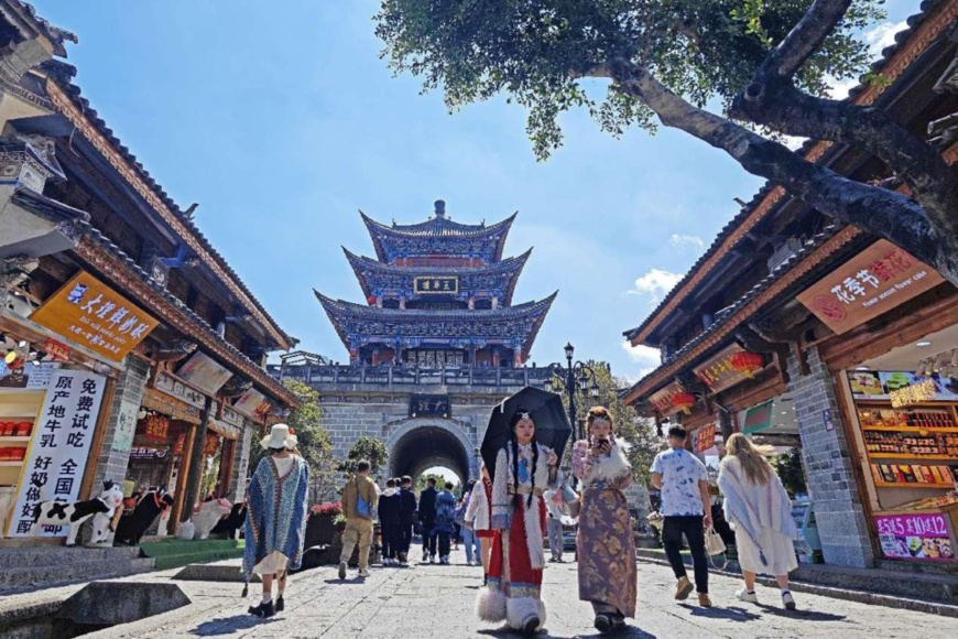 Tourists visit a pedestrian street in Dali Bai autonomous prefecture, southwest China's Yunnan province. (Photo by Liu Debin/People's Daily Online)