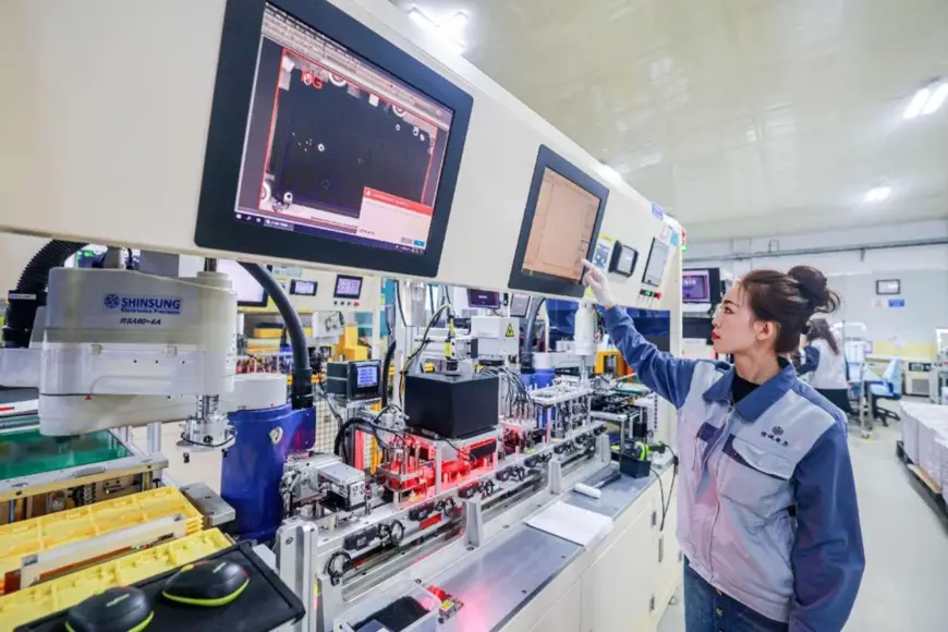 A worker operates intelligent equipment in a production workshop of a foreign-invested electronics enterprise in Rongcheng, east China's Shandong province. (Photo by Li Xinjun/People's Daily Online)