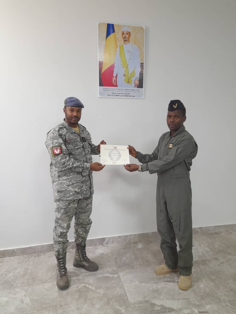 Tchad : les équipages de l'armée de l'air désormais équipés pour larguer des petits colis Tchad : les équipages de l'armée de l'air désormais équipés pour larguer des petits colis