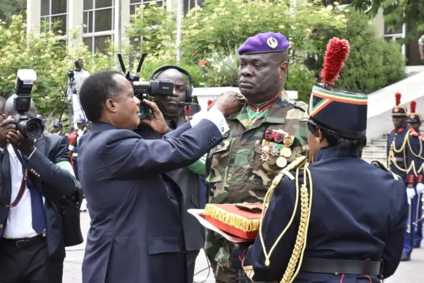 Denis Sassou N'Guesso faisant porter le galon à Basile Boka