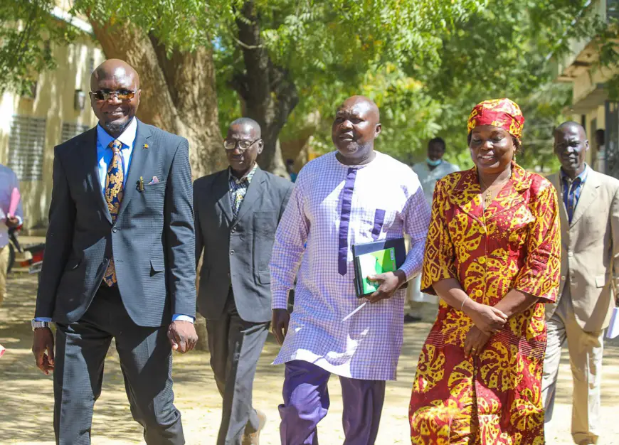 Le ministre de l'Education nationale du Tchad, en compagnie de ses collaborateurs, sur le terrain.