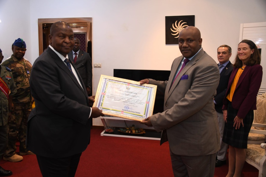 RCA : le président Touadera remet une distinction au diplomate américain Maximus Koureichy RCA : le président Touadera remet une distinction au diplomate américain Maximus Koureichy