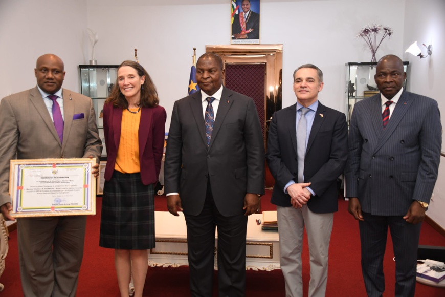 RCA : le président Touadera remet une distinction au diplomate américain Maximus Koureichy
