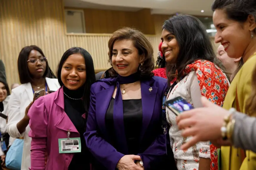 La directrice exécutive d'ONU Femmes, Sima Bahous, partage un moment avec les participants à l'ouverture du Forum des jeunes le 15 mars 2024 au siège de l'ONU. Photo : ONU Femmes/Ryan Brown.