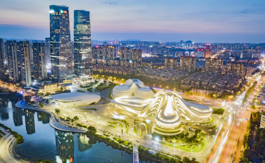 Photo shows a night view of the Changsha Meixihu International Culture & Arts Center in Changsha, central China's Hunan province. (Photo by Li Jian/People's Daily Online)