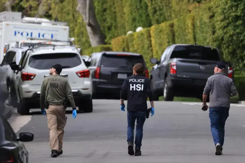 Des agents de la sécurité intérieure sont vus devant le domicile de Sean « Diddy » Combs à Los Angeles le 25 mars 2024 pour une perquisition. Photo : DAVID SWANSON/AFP
