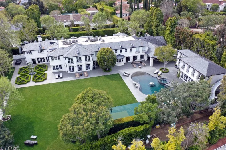 Une vue aérienne du manoir de Sean « Diddy » Comb lors d'un raid de la sécurité intérieure le 25 mars 2024, à Los Angeles, en Californie. Photo : MÉGA/GC IMAGES