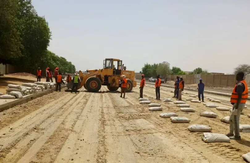 Tchad : Préparation de la couche de fondation traitée au ciment sur la voie 1 Farcha - Planche