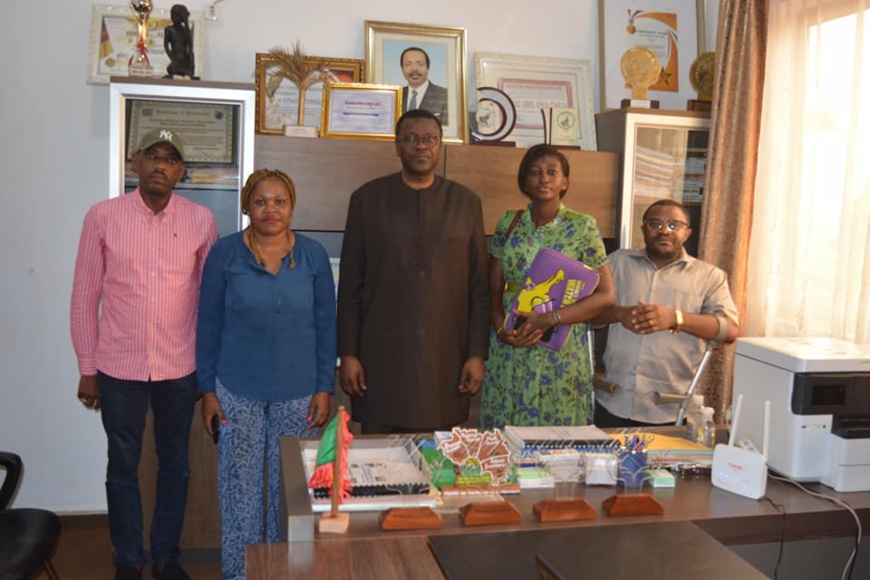 Le maire de Dschang (au centre), entouré de l’équipe du ministère de l’Economie. Le maire de Dschang (au centre), entouré de l’équipe du ministère de l’Economie.