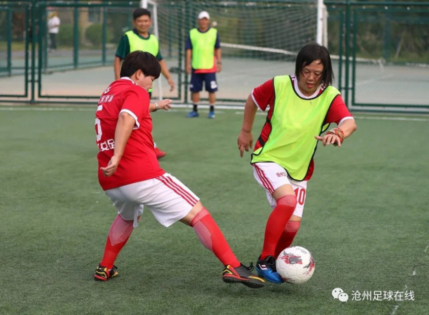 Members of the "50+ Soccer Team" play soccer. (Photo from the public account of Cangzhou Soccer Online on WeChat) Members of the "50+ Soccer Team" play soccer. (Photo from the public account of Cangzhou Soccer Online on WeChat)