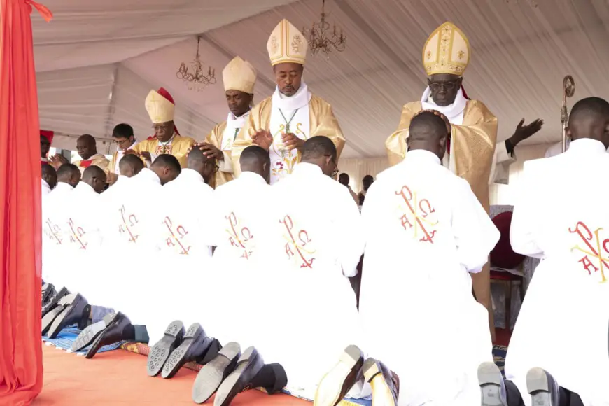 Cameroun : le cardinal Robert Sarah ordonne 12 nouveaux prêtres à Obala