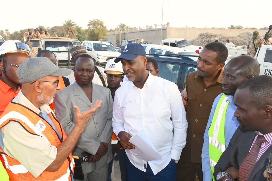 Tchad : A Faya, le ministre des Infrastructures s’imprègne de l’évolution des travaux de bitumage des rues Tchad : A Faya, le ministre des Infrastructures s’imprègne de l’évolution des travaux de bitumage des rues