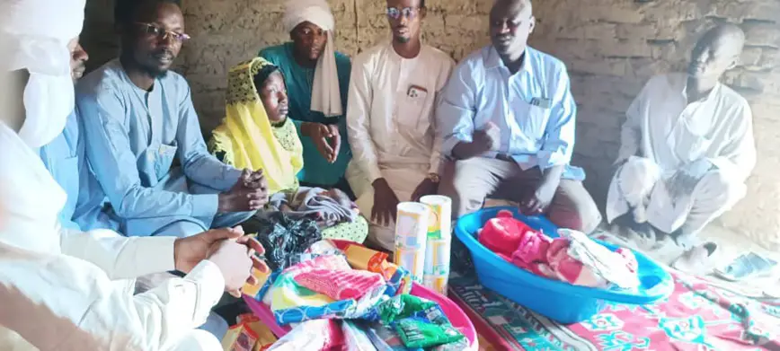 Tchad : La Plate-forme des Organisations des Jeunes de la Société Civile du Tchad vient en aide à une femme qui a donné naissance à des triplés