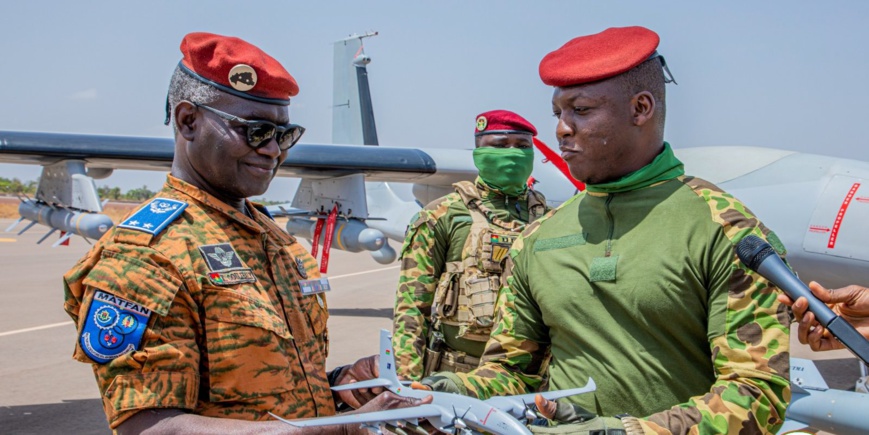 Burkina Faso : le chef de l’Etat remet des vecteurs aériens à l’armée pour reconquérir le territoire Burkina Faso : le chef de l’Etat remet des vecteurs aériens à l’armée pour reconquérir le territoire