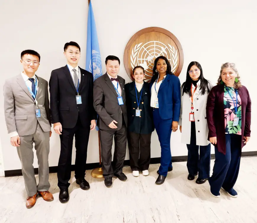 Le Dr Andrise Bass entourée de quelques jeunes au siège des Nations Unies à New York.