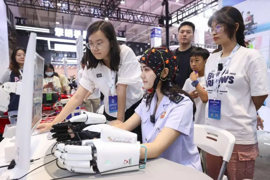 A girl experiences an intelligent brain-computer interface (BCI) at the World Robot Conference 2023 in Beijing, Aug. 21, 2023. (Photo by Chen Xiaogen/People's Daily Online)