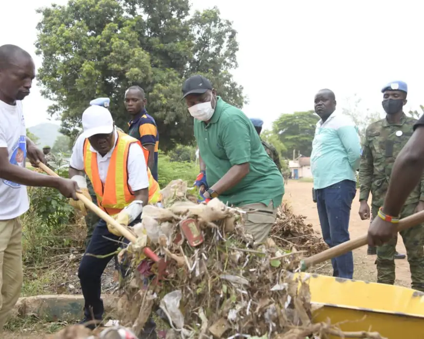 RCA : Le Président Touadera a participé au désherbage du parc Cinquantenaire à Bangui