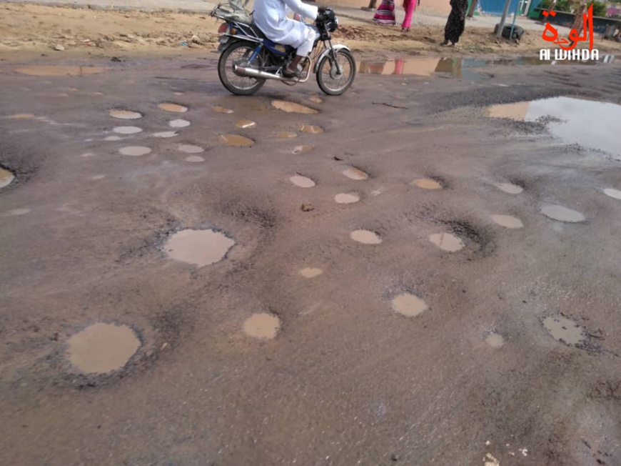 Une route à N'Djamena en saison pluvieuse. Illustration © Alwihda/archives Une route à N'Djamena en saison pluvieuse. Illustration © Alwihda/archives