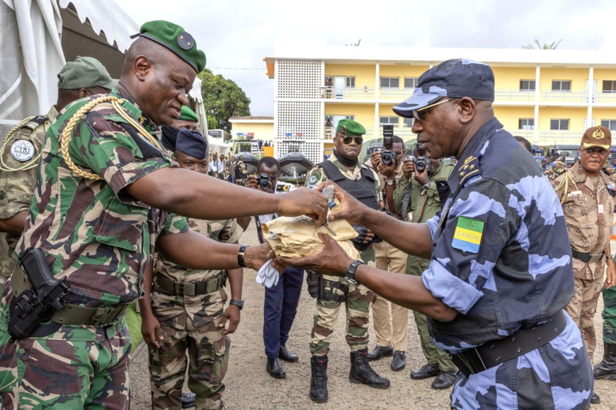 Gabon : le président dote les forces armées de matériel roulant Gabon : le président dote les forces armées de matériel roulant