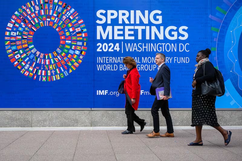 Des piétons passent devant le siège du Fonds monétaire international à Washington avant les réunions de printemps 2024 du Fonds et de la Banque mondiale. Photo : AFP