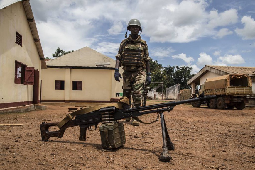 Un élément des Forces armées centrafricaines dans la base de Bérengo au Sud-ouest de Bangui. Photo : La Croix. Tous droits réservés. Un élément des Forces armées centrafricaines dans la base de Bérengo au Sud-ouest de Bangui. Photo : La Croix. Tous droits réservés.