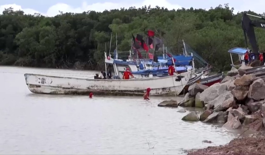 Capture d'écran du canot blanc (et bleu à l'intérieur) retrouvé au large de l'État du Para, au Brésil avec 9 corps de migrants africains à l'intérieur.