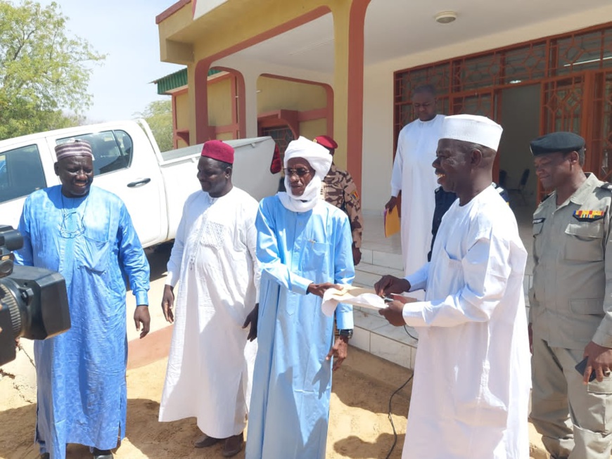 Tchad : la délégation de l'éducation nationale du Batha reçoit un véhicule Tchad : la délégation de l'éducation nationale du Batha reçoit un véhicule