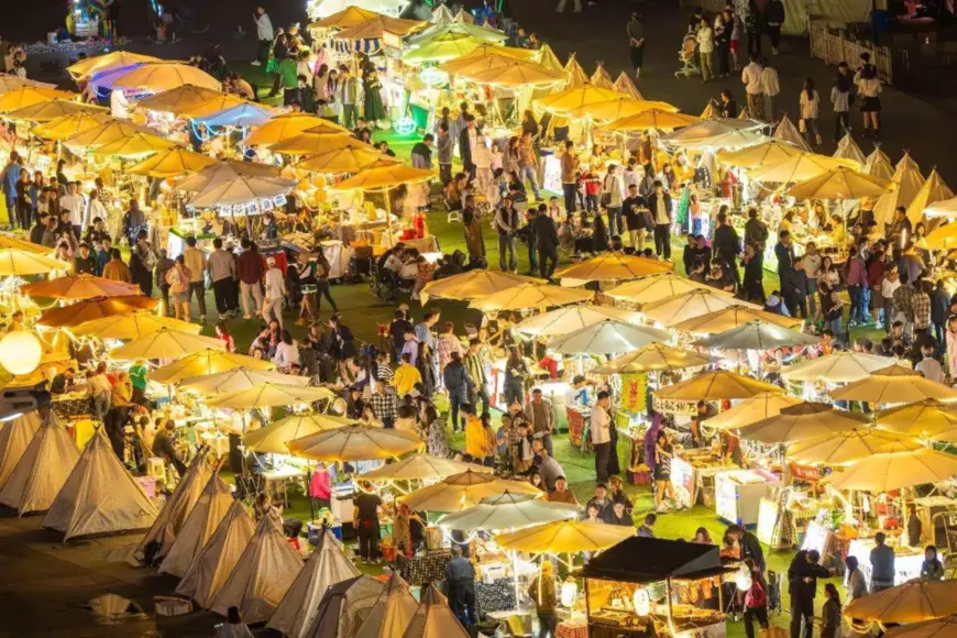 Photo shows a bustling night market in Nan'an district of southwest China's Chongqing municipality. (Photo by Guo Xu/People's Daily Online)